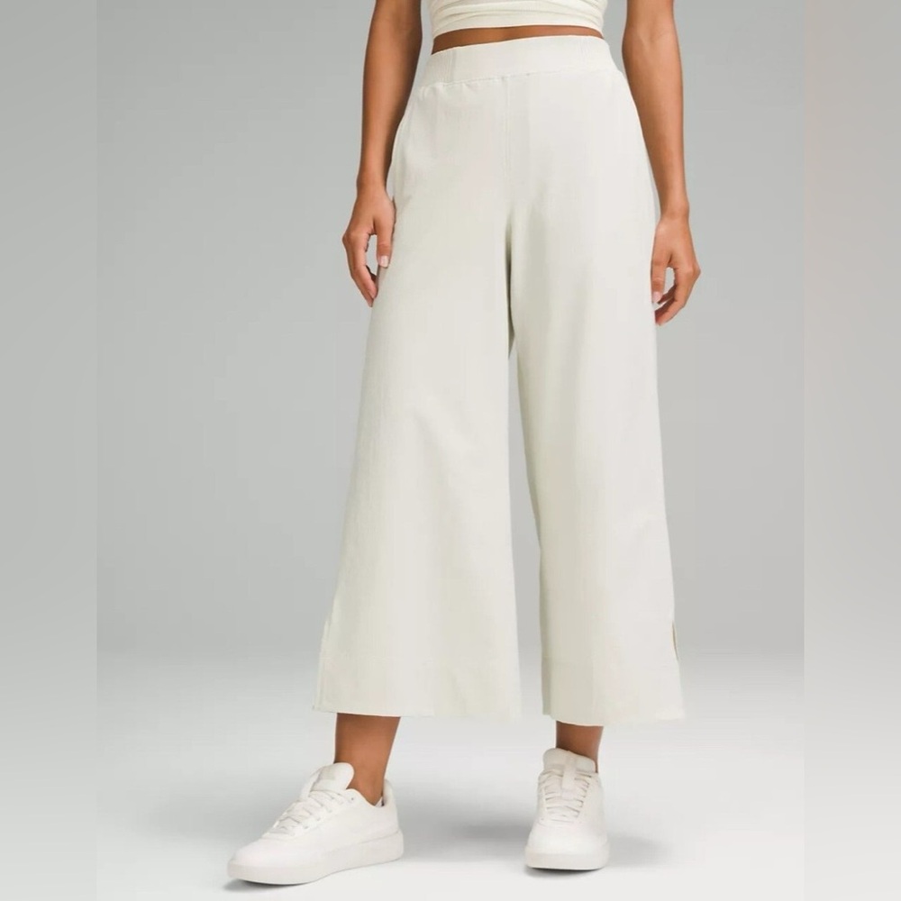 Lululemon Stretch Woven High-Rise Wide-Leg Cropped Pants – Size 6 (Off-White)